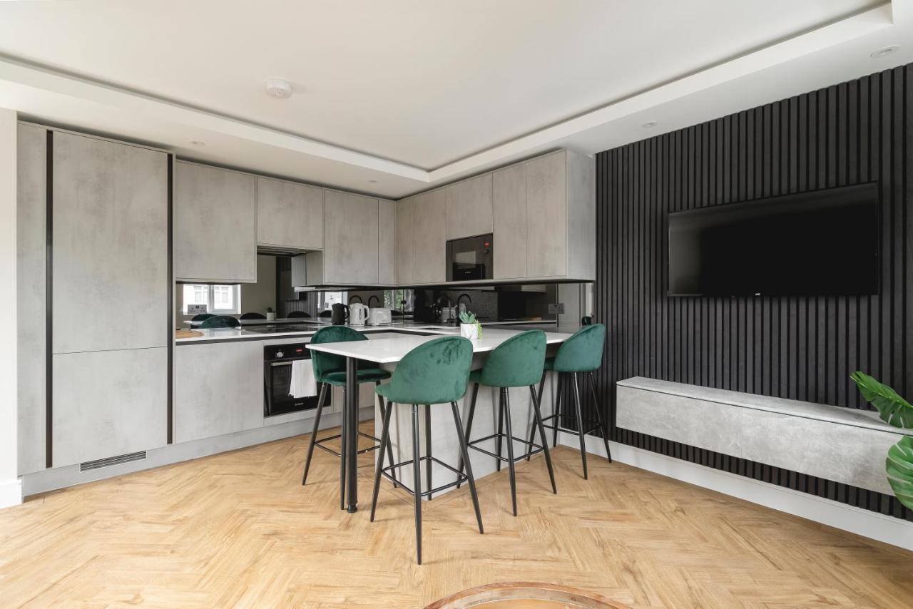Apartament Skyvillion - Cozy Large 4 & 1 Bed In Enfield, Mins To Tube Station, Free Wi-fi