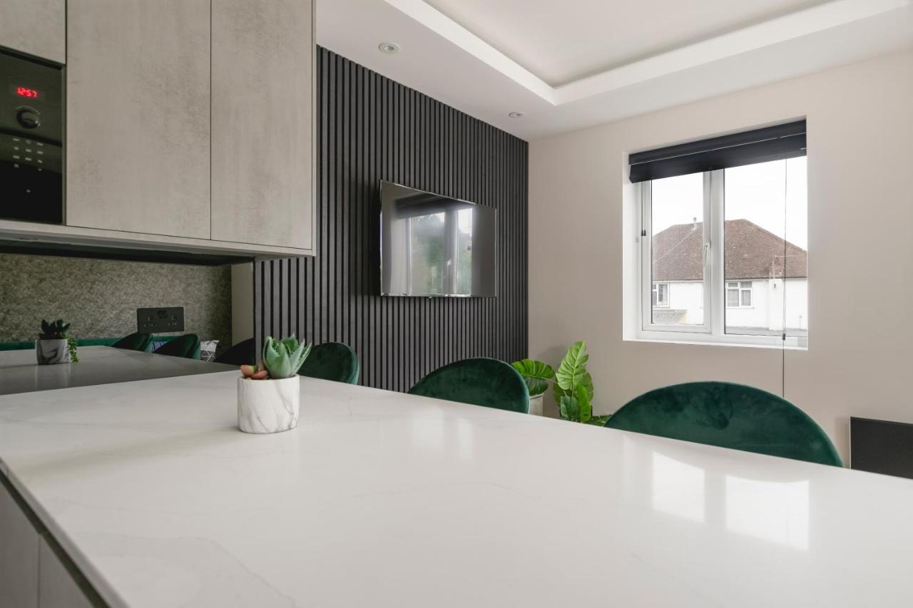 Apartament Skyvillion - Cozy Large 4 & 1 Bed In Enfield, Mins To Tube Station, Free Wi-fi Londra