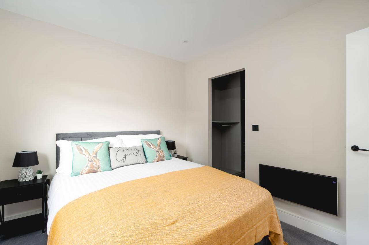 Skyvillion - Cozy Large 4 & 1 Bed In Enfield, Mins To Tube Station, Free Wi-fi Apartament *