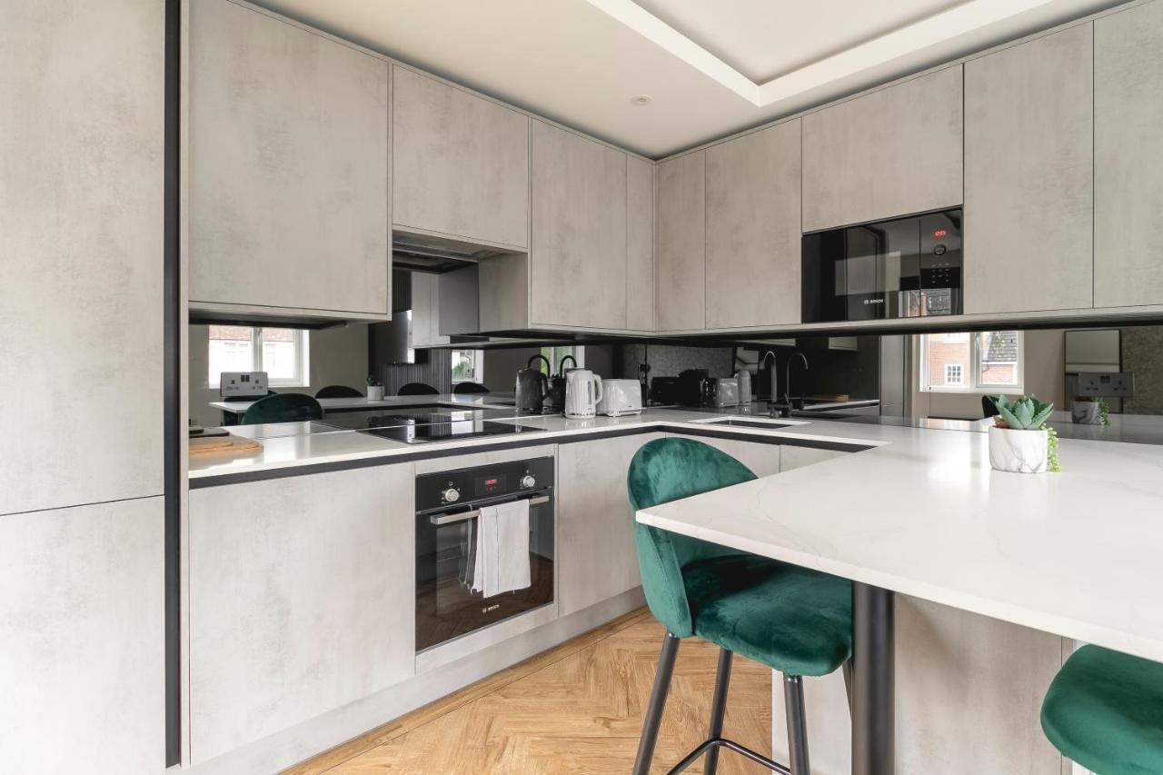 Skyvillion - Cozy Large 4 & 1 Bed In Enfield, Mins To Tube Station, Free Wi-fi * Londra