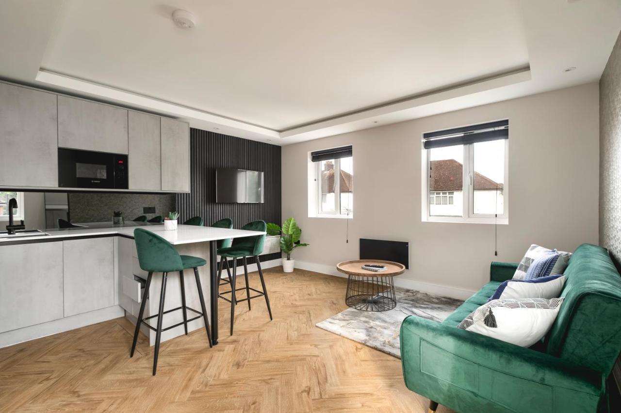 Skyvillion - Cozy Large 4 & 1 Bed In Enfield, Mins To Tube Station, Free Wi-fi Londra