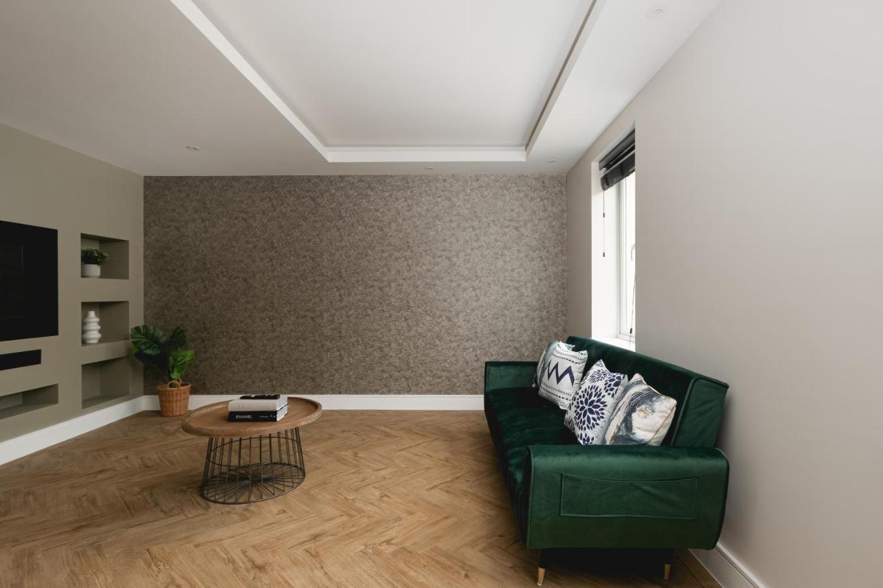 Skyvillion - Cozy Large 4 & 1 Bed In Enfield, Mins To Tube Station, Free Wi-fi * Londra
