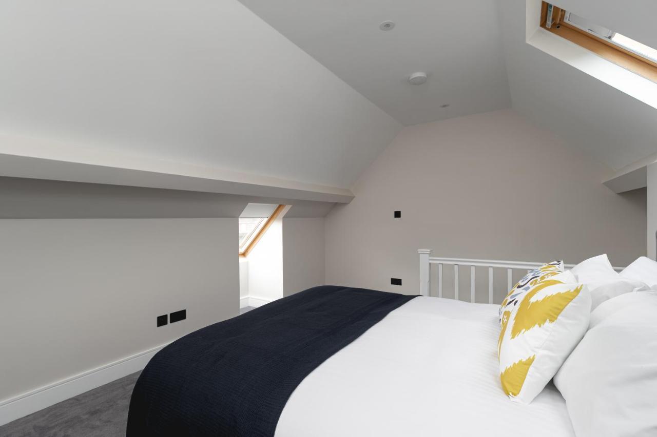 Skyvillion - Cozy Large 4 & 1 Bed In Enfield, Mins To Tube Station, Free Wi-fi Londra