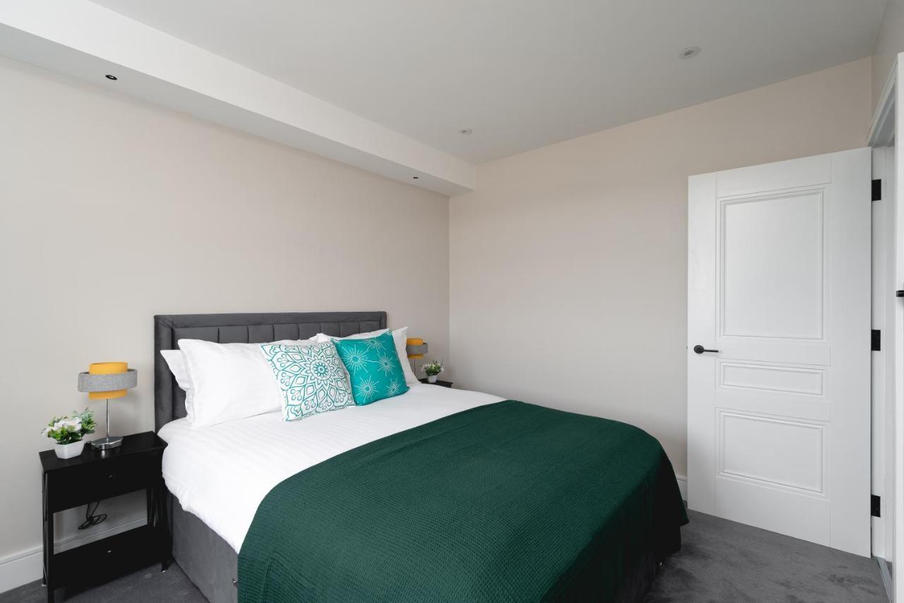 Skyvillion - Cozy Large 4 & 1 Bed In Enfield, Mins To Tube Station, Free Wi-fi Apartament