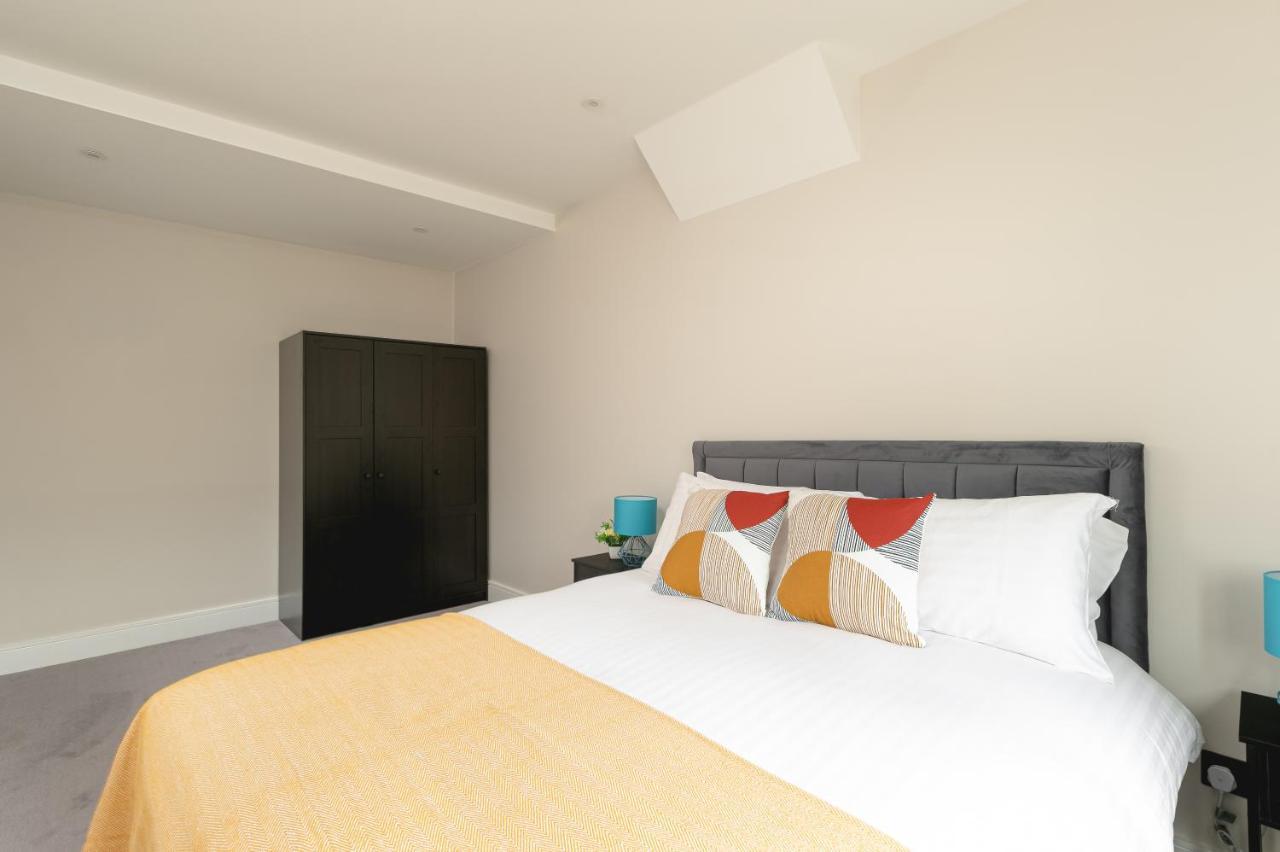 Apartament Skyvillion - Cozy Large 4 & 1 Bed In Enfield, Mins To Tube Station, Free Wi-fi