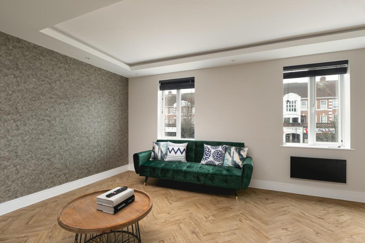 Skyvillion - Cozy Large 4 & 1 Bed In Enfield, Mins To Tube Station, Free Wi-fi Apartament *
