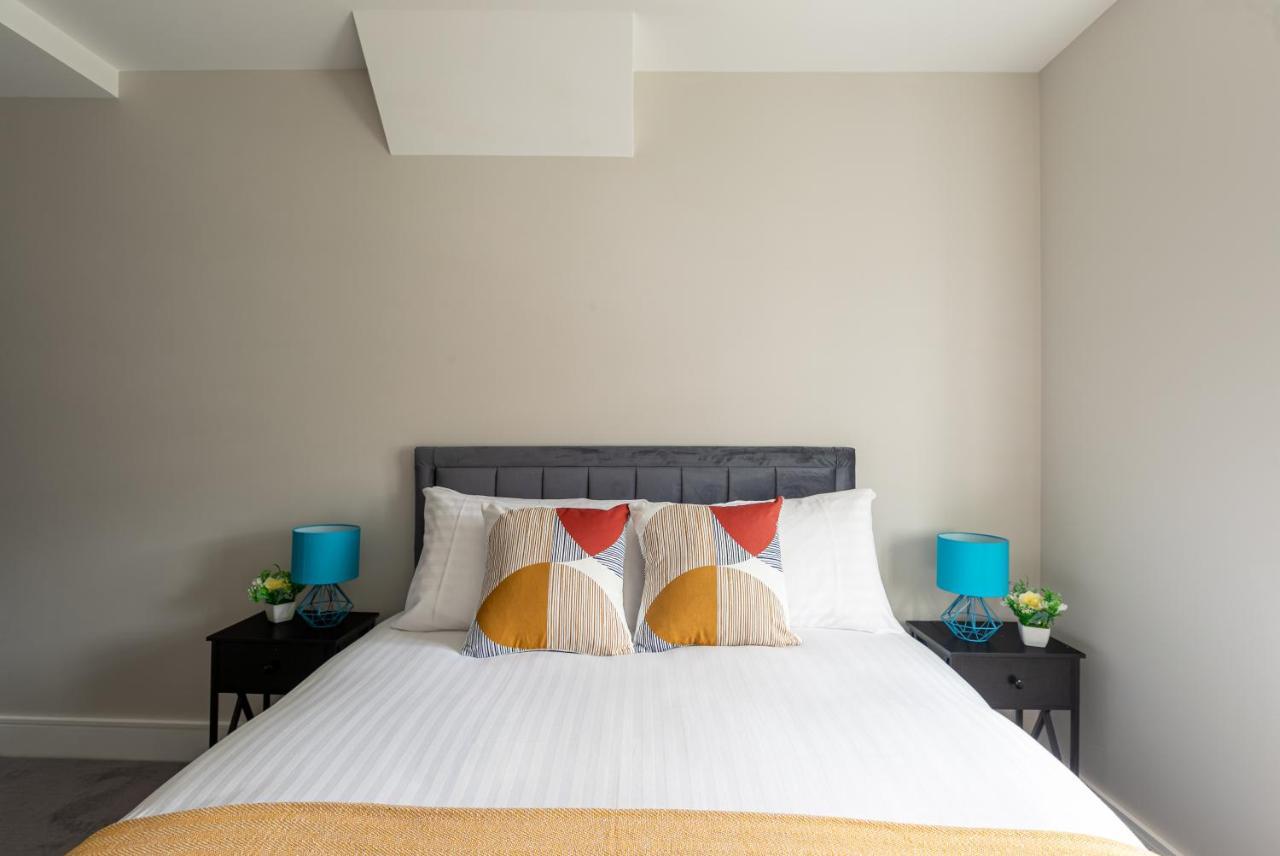 Skyvillion - Cozy Large 4 & 1 Bed In Enfield, Mins To Tube Station, Free Wi-fi Apartament *