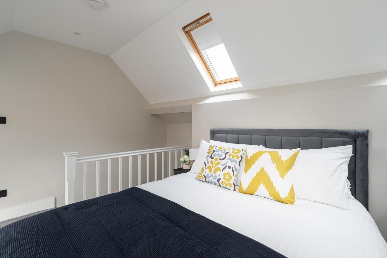 Apartament Skyvillion - Cozy Large 4 & 1 Bed In Enfield, Mins To Tube Station, Free Wi-fi