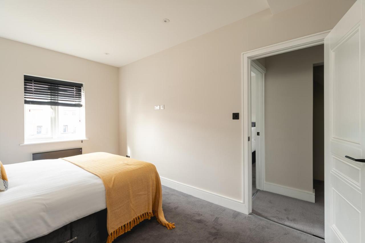 Apartament Skyvillion - Cozy Large 4 & 1 Bed In Enfield, Mins To Tube Station, Free Wi-fi *