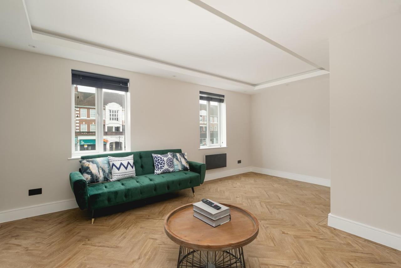 Apartament Skyvillion - Cozy Large 4 & 1 Bed In Enfield, Mins To Tube Station, Free Wi-fi *