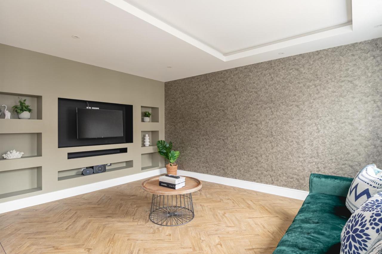 Skyvillion - Cozy Large 4 & 1 Bed In Enfield, Mins To Tube Station, Free Wi-fi * Londra