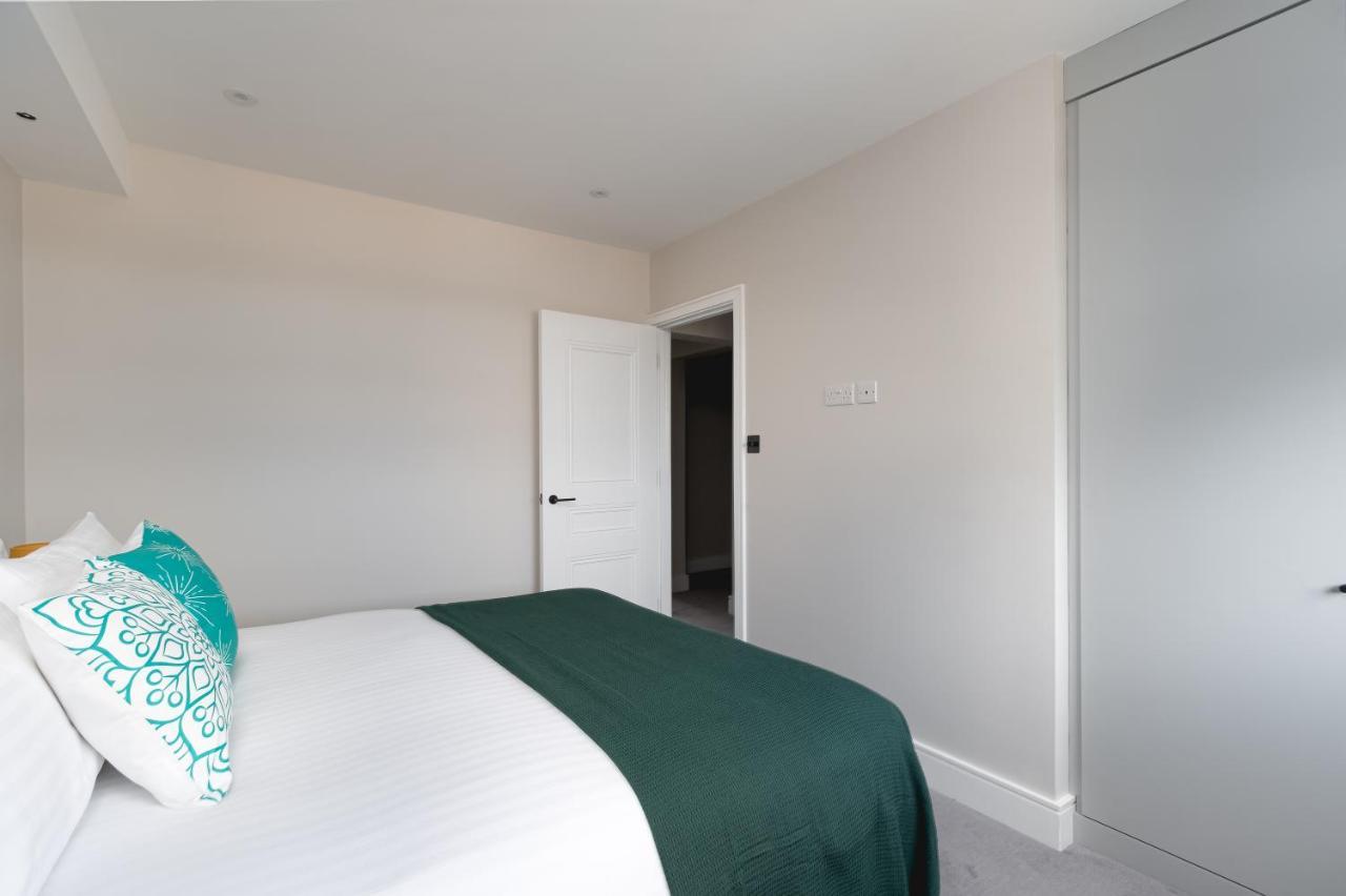 Apartament Skyvillion - Cozy Large 4 & 1 Bed In Enfield, Mins To Tube Station, Free Wi-fi