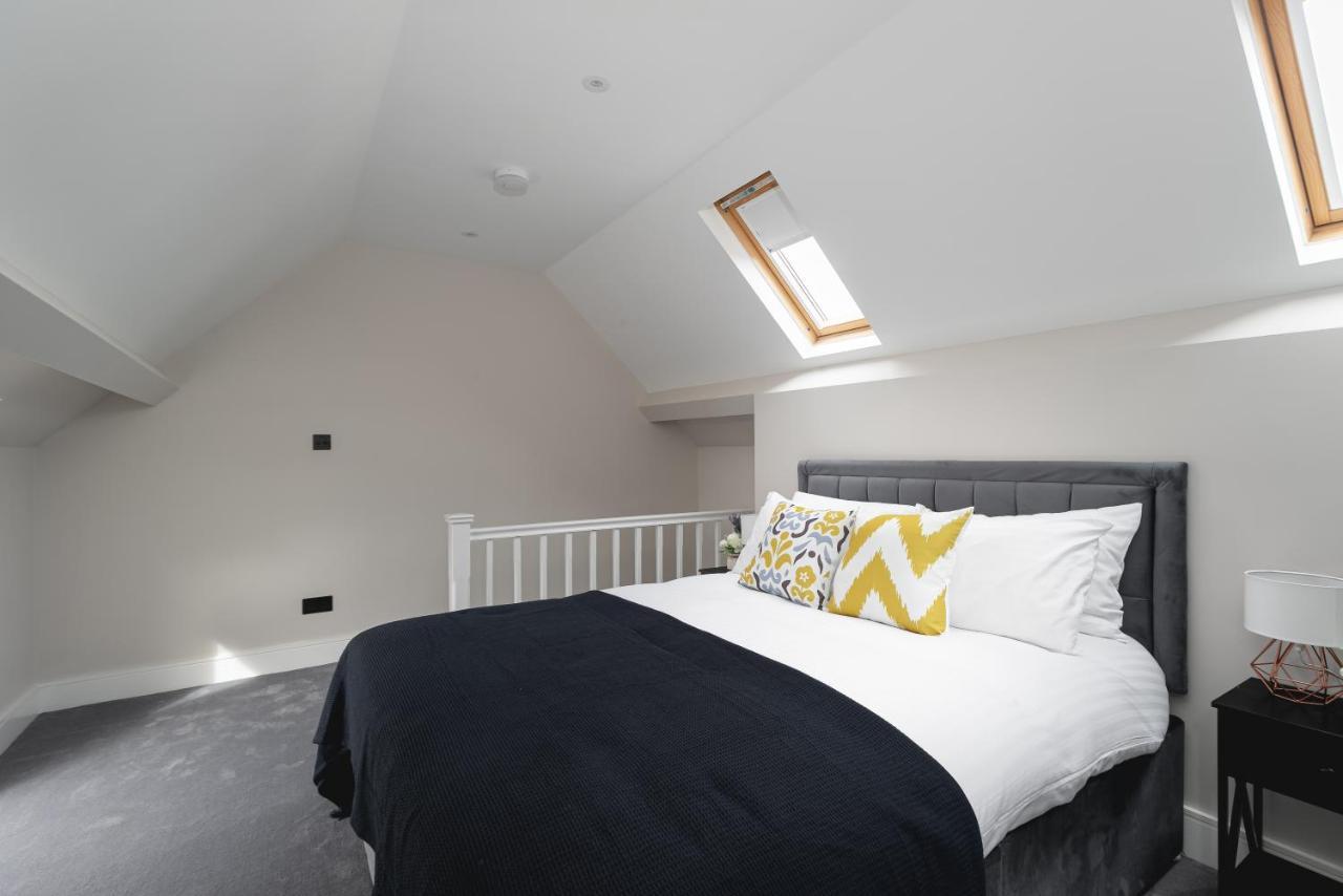 Skyvillion - Cozy Large 4 & 1 Bed In Enfield, Mins To Tube Station, Free Wi-fi Apartament *