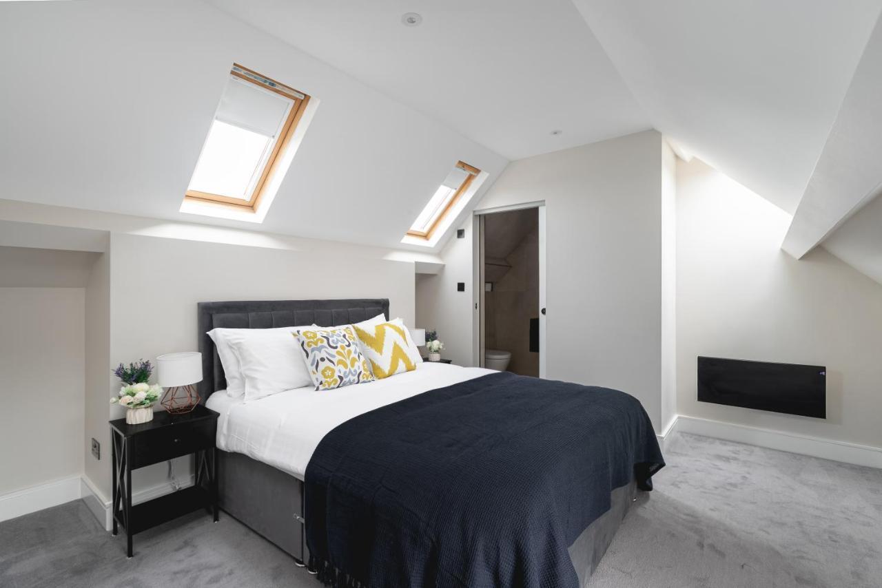 Apartament Skyvillion - Cozy Large 4 & 1 Bed In Enfield, Mins To Tube Station, Free Wi-fi *