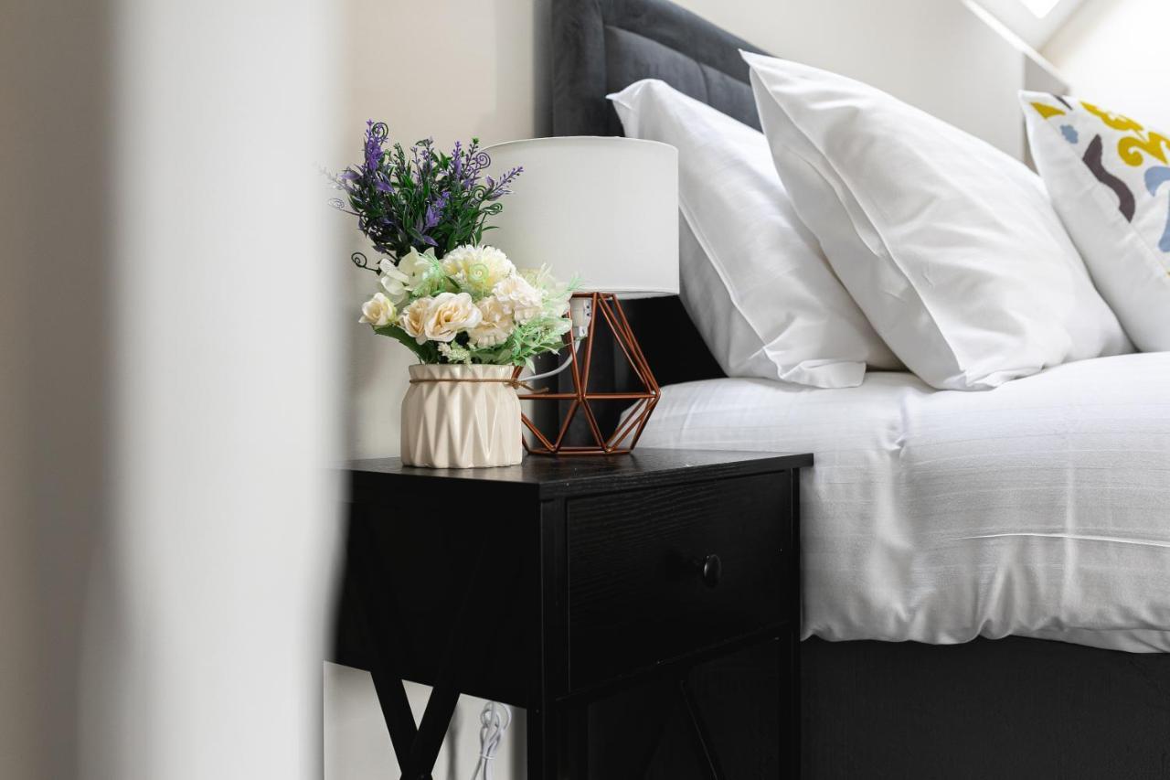 Apartament Skyvillion - Cozy Large 4 & 1 Bed In Enfield, Mins To Tube Station, Free Wi-fi