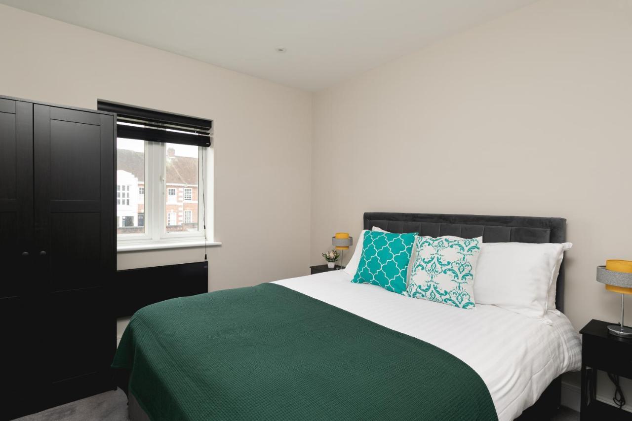 Apartament Skyvillion - Cozy Large 4 & 1 Bed In Enfield, Mins To Tube Station, Free Wi-fi *