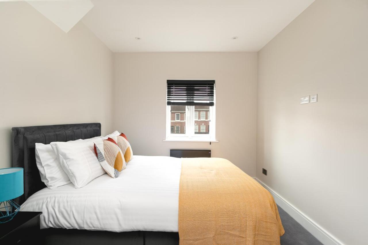Skyvillion - Cozy Large 4 & 1 Bed In Enfield, Mins To Tube Station, Free Wi-fi Londra