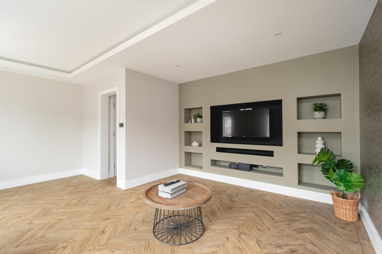 Skyvillion - Cozy Large 4 & 1 Bed In Enfield, Mins To Tube Station, Free Wi-fi Londra
