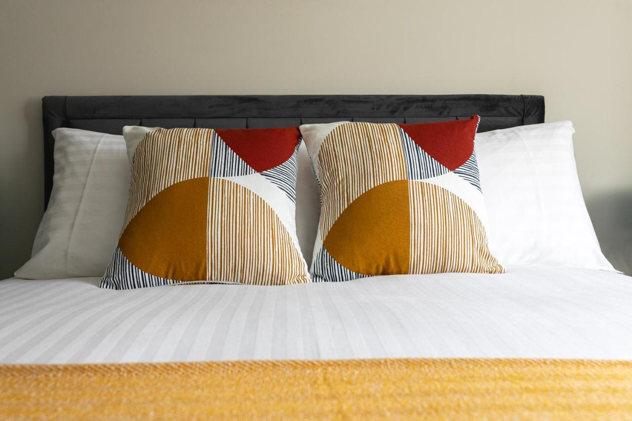 Skyvillion - Cozy Large 4 & 1 Bed In Enfield, Mins To Tube Station, Free Wi-fi Apartament *