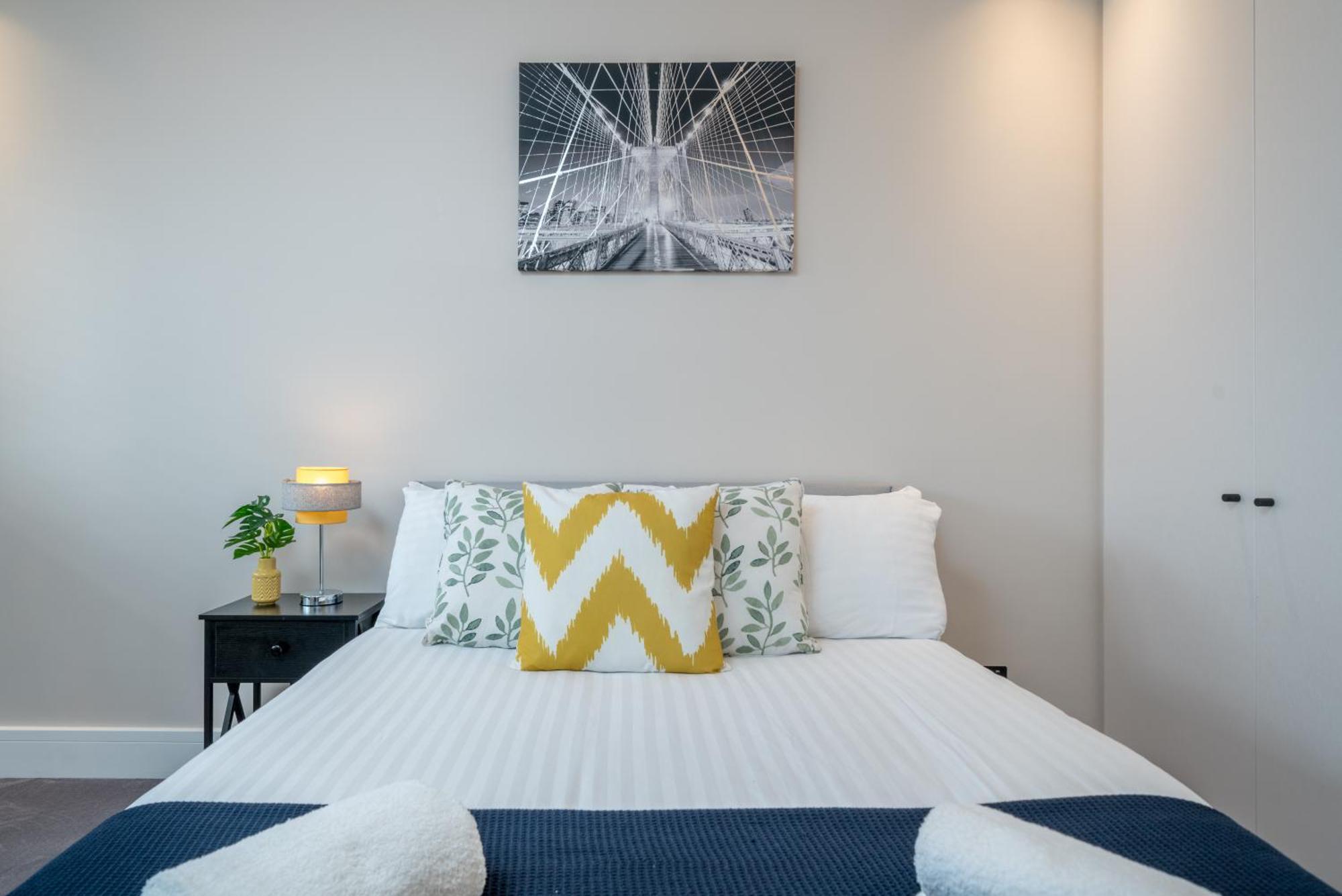 Apartament Skyvillion - Cozy Large 4 & 1 Bed In Enfield, Mins To Tube Station, Free Wi-fi